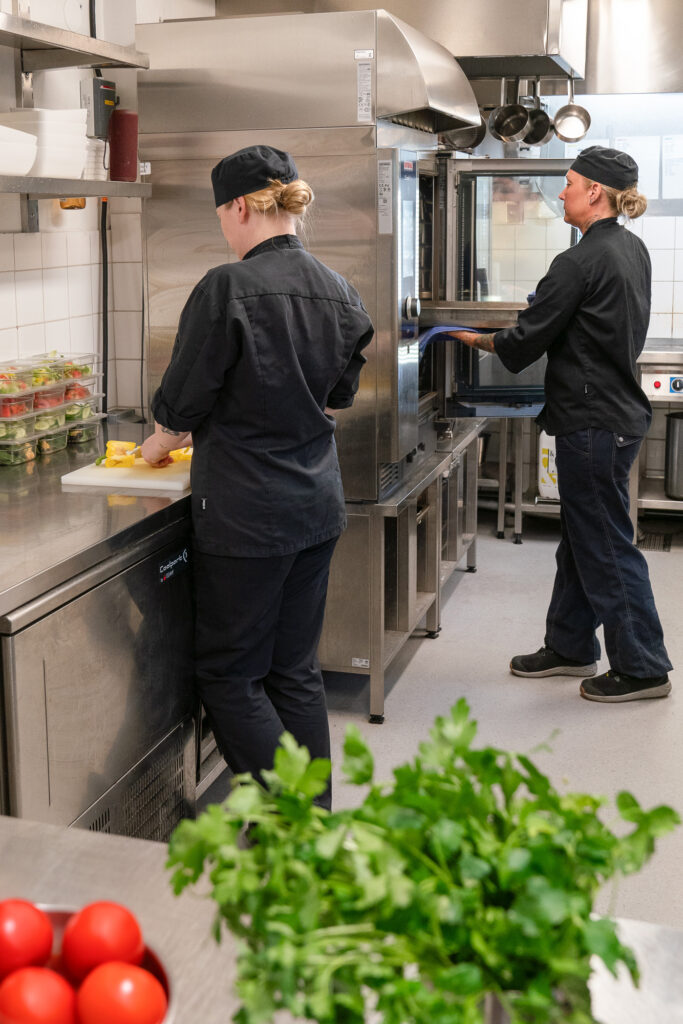 MA Vätterosens skolkökspersonal förbeder all mat från grunden till skolans och förskolans elever och barn.