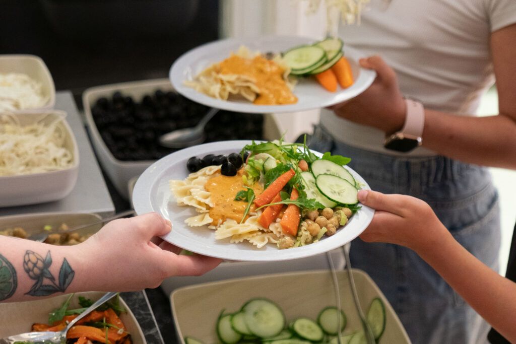 Skolelev fyller sin lunchtallrik med god och näringsrik mat i skolans matsal