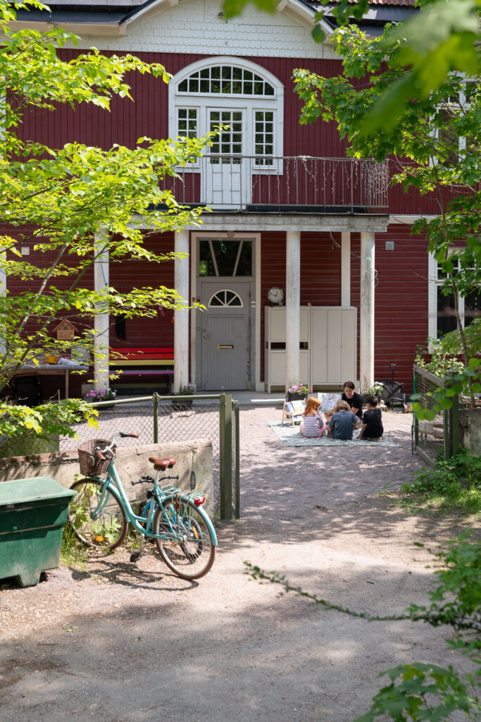 Fasaden av Förskolan Vätterosens skolbyggnad i lummiga Farsta Strand