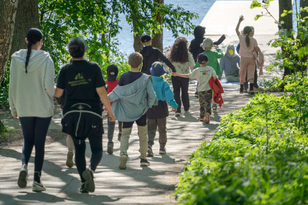 Unga skolbarn samarbetar tillsammans på en av skolans gemenskapsfrämjande aktiviteter